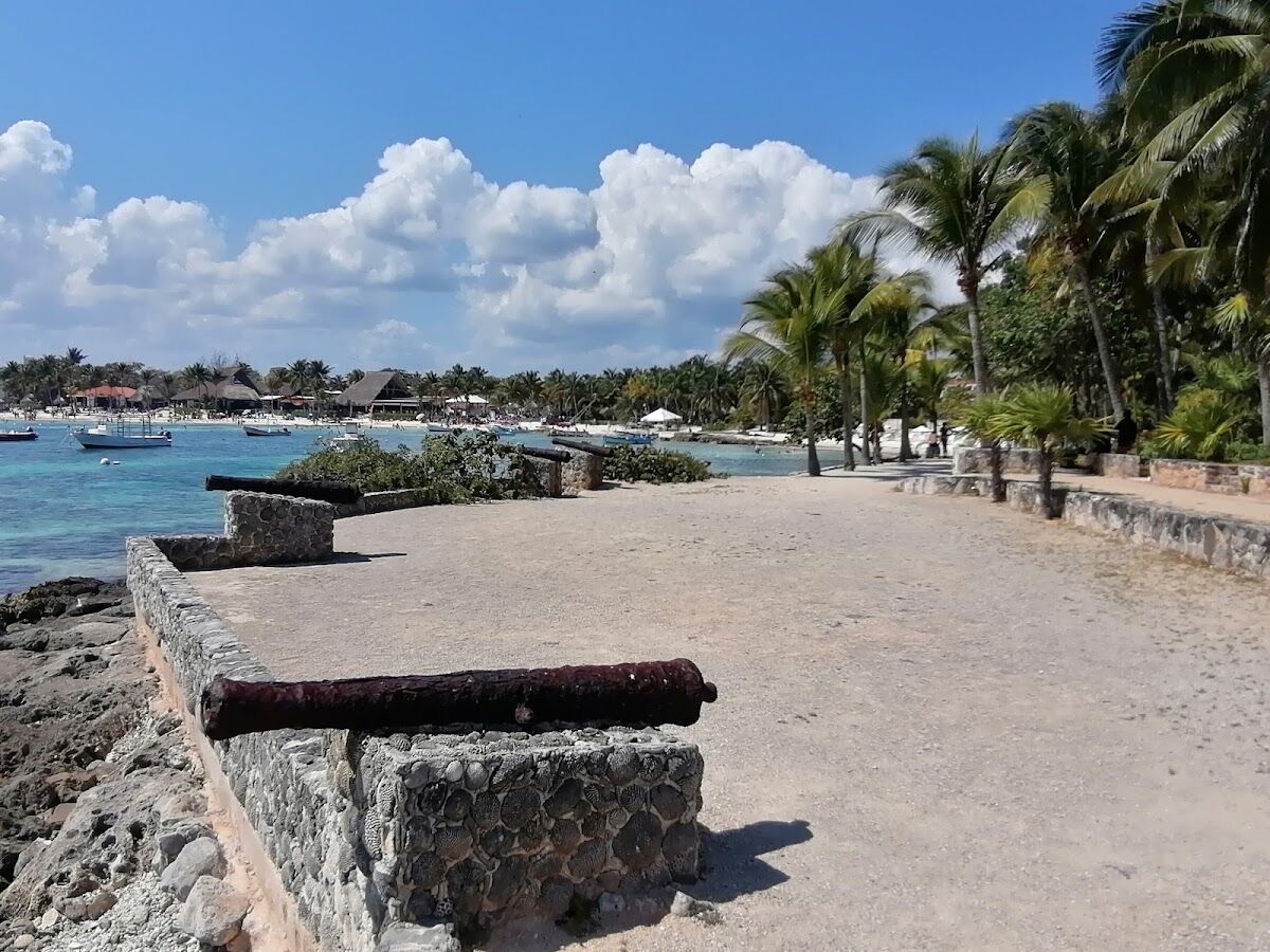 Bahía de Akumal de aguas calmadas, conocida por nadar con tortugas marinas