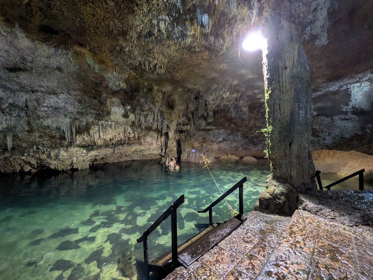 Cenote Choo-Ha, caverna subterránea con estalactitas y agua azul cerca de Cobá