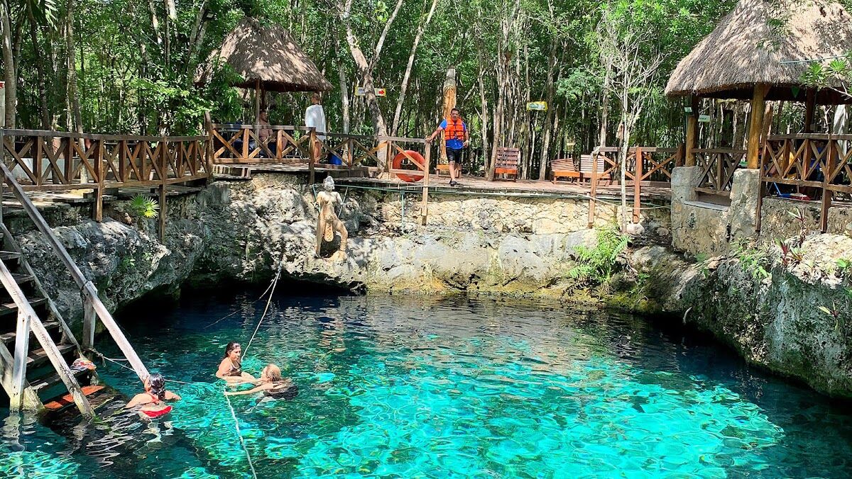 Cenote Zacil-Ha con tirolesa sobre el agua y zona familiar cerca de Tulum