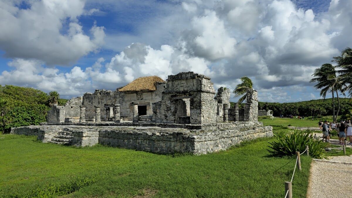 Ruinas mayas de Tulum sobre un acantilado frente al mar Caribe turquesa